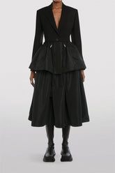 Blazer negro con dobladillo con volantes y cordón
